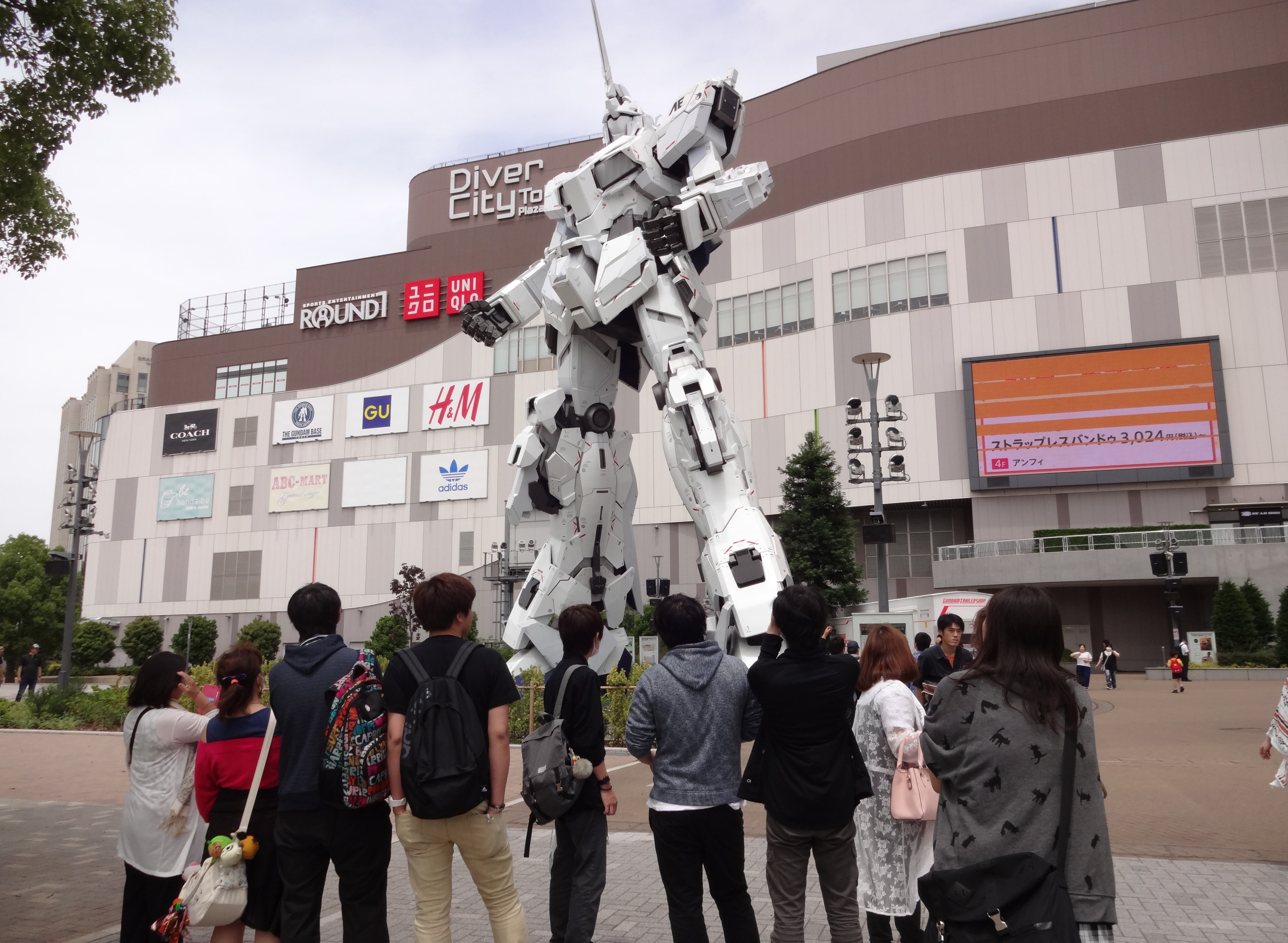 日誌 5月 25日 金 全校遠足を実施しました 絶好の旅行日和の天候の中 生徒17名 引率職員7名で東京都 お台場に向けて出発 バスの中ではビンゴ大会やカラオケ等で非常に盛り上がりました お台場でも生徒はみな楽しみ 有意義なひととき 日誌 5月 25日 金 全校遠足を実施しました 絶好の旅行日和の天候の中 生徒17名 引率職員7名で東京都 お台場に向けて出発 バスの中ではビンゴ大会やカラオケ等で非常に盛り上がりました お台場でも生徒はみな楽しみ 有意義なひととき