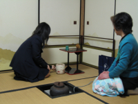 http://www.chiba-c.ed.jp/ichikawahigashi-h/club/sado/sado01.jpg