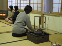 http://www.chiba-c.ed.jp/ichikawahigashi-h/club/sado/sado02.jpg