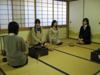 http://www.chiba-c.ed.jp/ichikawahigashi-h/club/sado/sado08.jpg