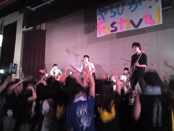 2013年文化祭でのフォークソング部の様子
