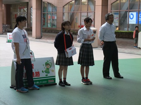 「赤い羽根共同募金運動」の様子