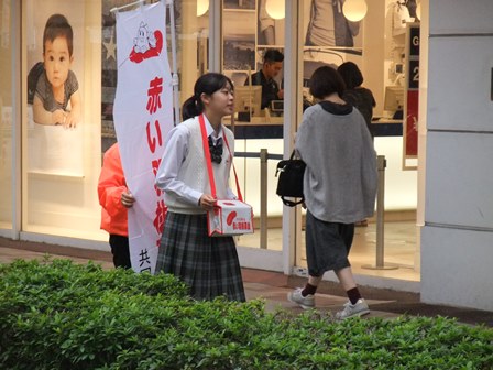 「赤い羽根共同募金運動」の様子