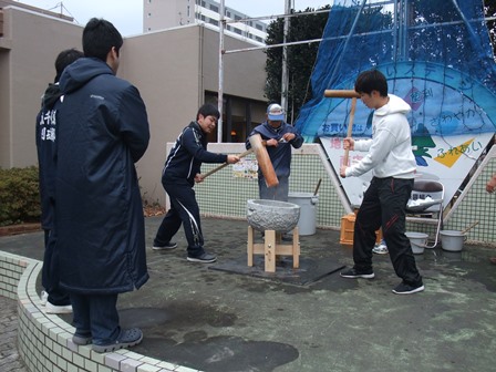 八千代市村上団地「餅つき大会」の様子