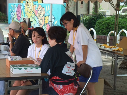 「村上団地夏祭り」の手伝いの様子