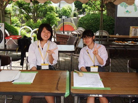 「村上団地夏祭り」の手伝いの様子