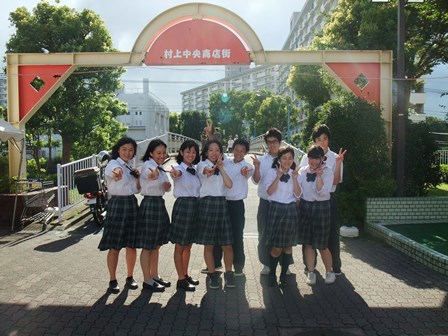 「村上団地夏祭り」の手伝いの様子