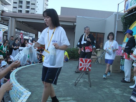 「村上団地夏祭り」の手伝いの様子