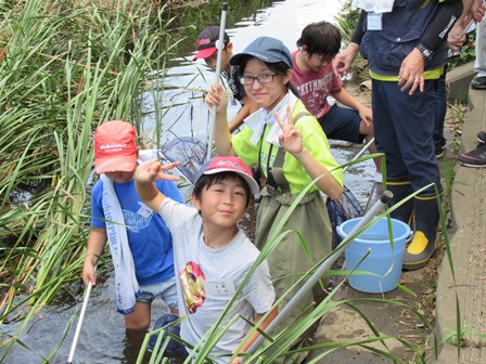 「第12回　川の学校in花輪川」の様子