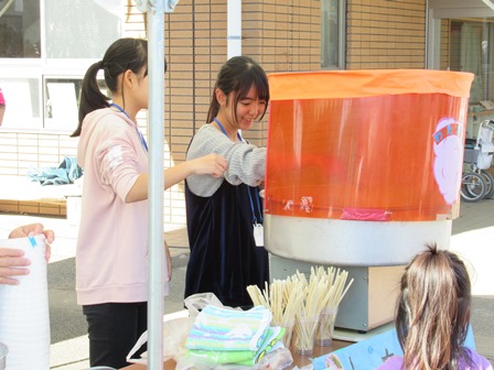 「友愛みどり園「第１８回グリーンフェス」でのお手伝い」の様子