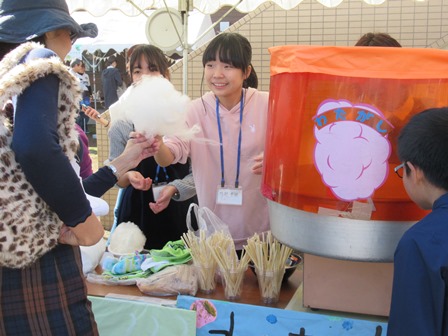 「友愛みどり園「第１８回グリーンフェス」でのお手伝い」の様子