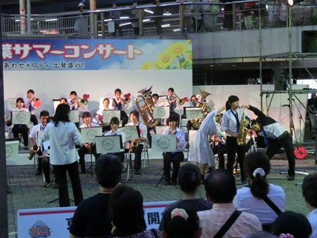 東葉サマーコンサート in 八千代緑が丘駅南側前広場の様子