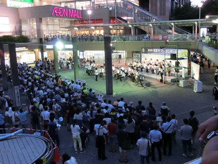 東葉サマーコンサート in 八千代緑が丘駅南側前広場の様子