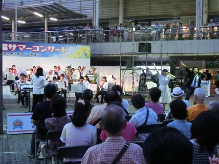 東葉サマーコンサート in 八千代緑が丘駅南側前広場の様子