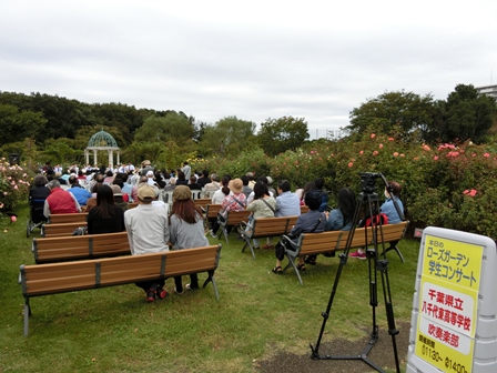 ローズガーデン学生コンサート in 京成バラ園の様子
