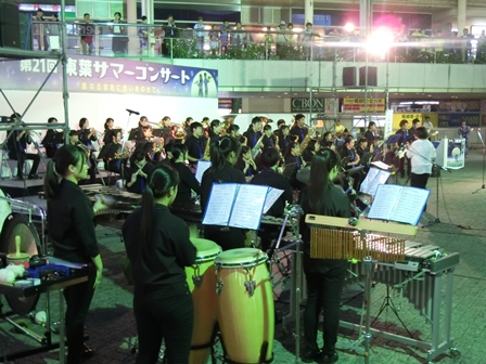 東葉サマーコンサート in 八千代緑が丘駅南側前広場の様子