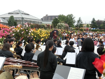 ローズガーデン学生コンサート in 京成バラ園の様子