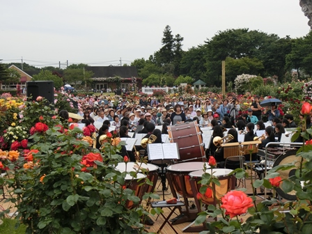 ローズガーデン学生コンサート in 京成バラ園の様子