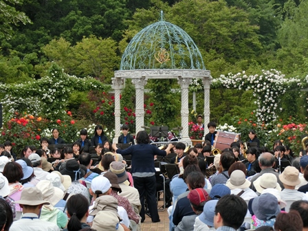 ローズガーデン学生コンサート in 京成バラ園の様子