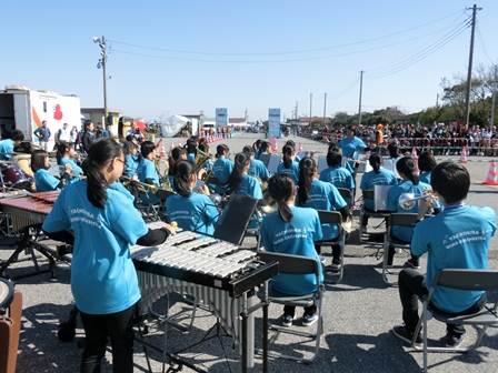 アクアラインマラソン応援演奏 in 牛込海岸の様子