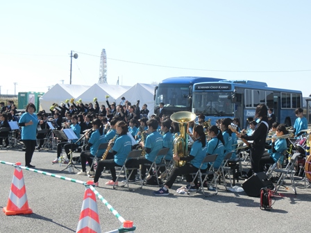 アクアラインマラソン応援演奏 in 牛込海岸の様子
