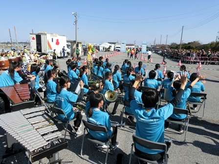 アクアラインマラソン応援演奏 in 牛込海岸の様子