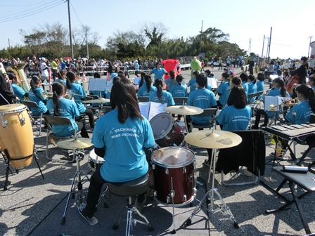 アクアラインマラソン応援演奏 in 牛込海岸の様子