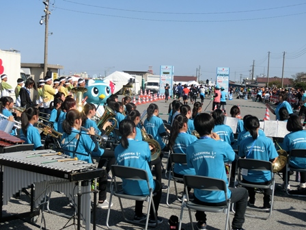 アクアラインマラソン応援演奏 in 牛込海岸の様子