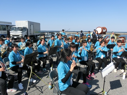 アクアラインマラソン応援演奏 in 牛込海岸の様子
