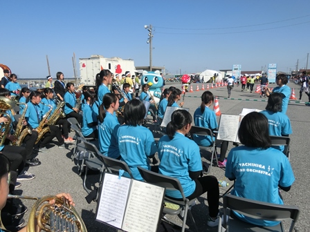 アクアラインマラソン応援演奏 in 牛込海岸の様子