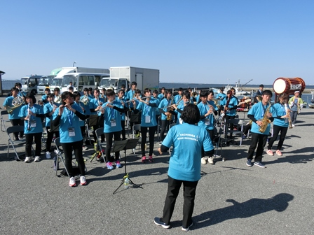 アクアラインマラソン応援演奏 in 牛込海岸の様子