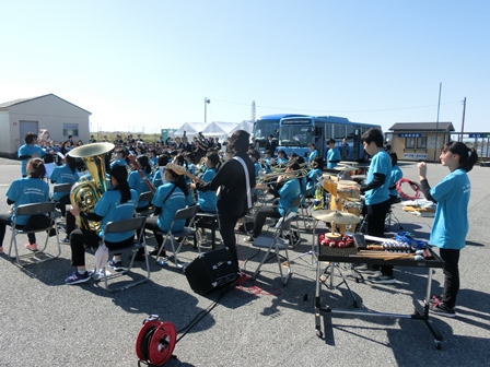 アクアラインマラソン応援演奏 in 牛込海岸の様子