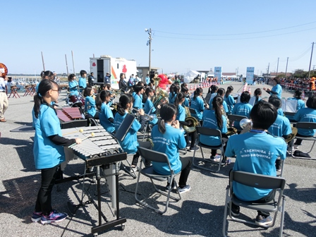 アクアラインマラソン応援演奏 in 牛込海岸の様子