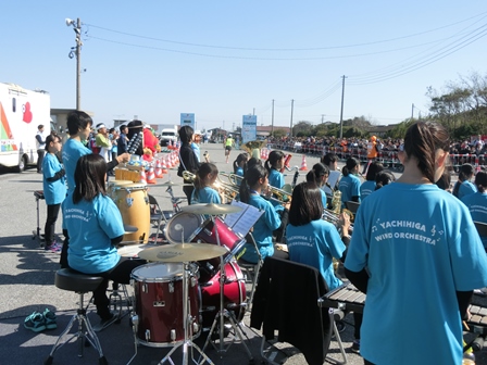 アクアラインマラソン応援演奏 in 牛込海岸の様子