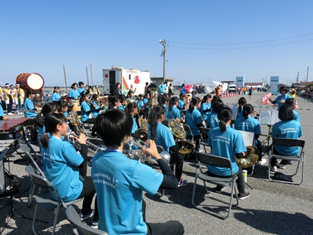 アクアラインマラソン応援演奏 in 牛込海岸の様子