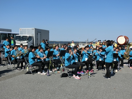 アクアラインマラソン応援演奏 in 牛込海岸の様子