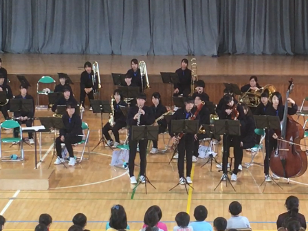 八千代市立村上北小学校での演奏の様子