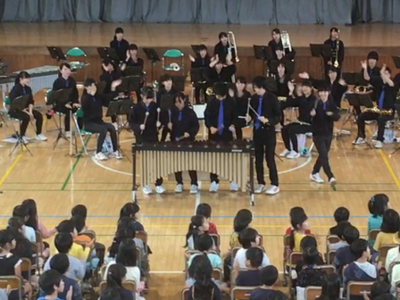 八千代市立村上北小学校での演奏の様子