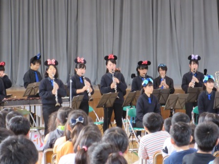 八千代市立村上北小学校での演奏の様子