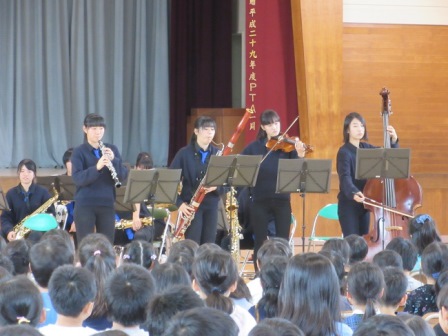 八千代市立村上北小学校での演奏の様子