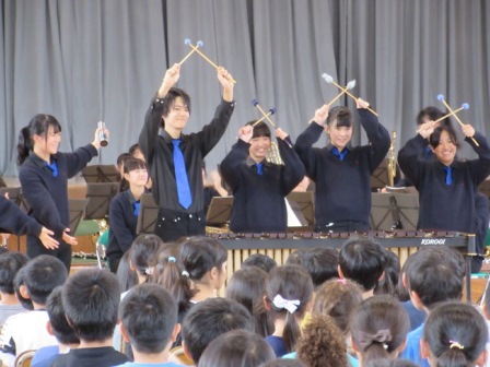 八千代市立村上北小学校での演奏の様子