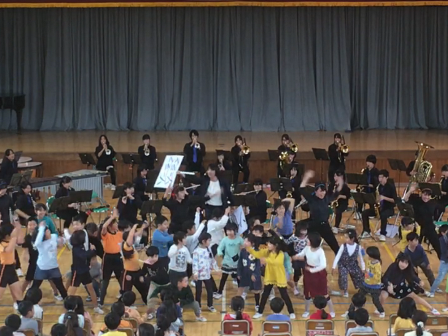八千代市立村上北小学校での演奏の様子