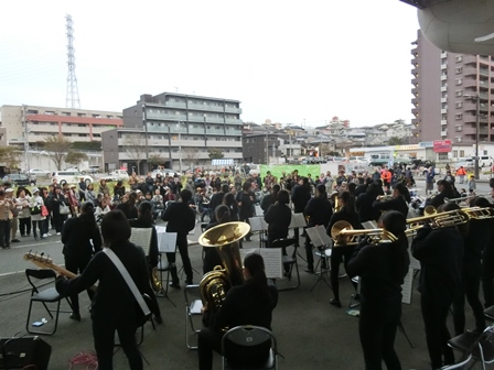 黒沢池の音楽祭 in 村上駅前広場の様子