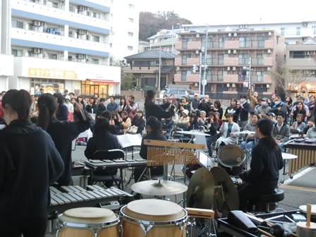 黒沢池の音楽祭 in 村上駅前広場の様子