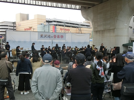 黒沢池の音楽祭 in 村上駅前広場の様子