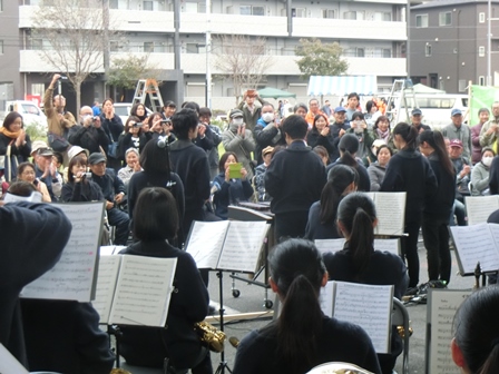 黒沢池の音楽祭 in 村上駅前広場の様子