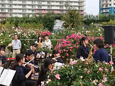 ローズガーデン学生コンサート in 京成バラ園の様子