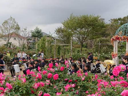 ローズガーデン学生コンサート in 京成バラ園の様子
