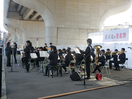 黒沢池の音楽祭 in 村上駅前広場の様子