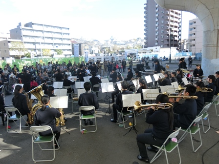 黒沢池の音楽祭 in 村上駅前広場の様子